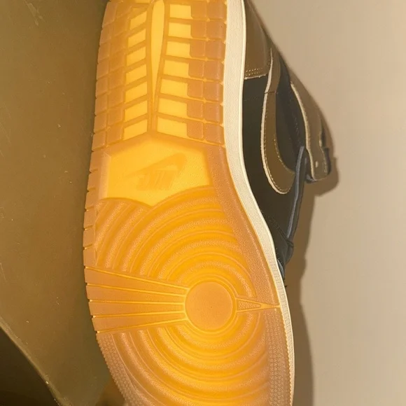 AIR JORDAN 1 RETRO
HIGH OG  Nike Gold Shoe Size 11 - Picture 6 of 10